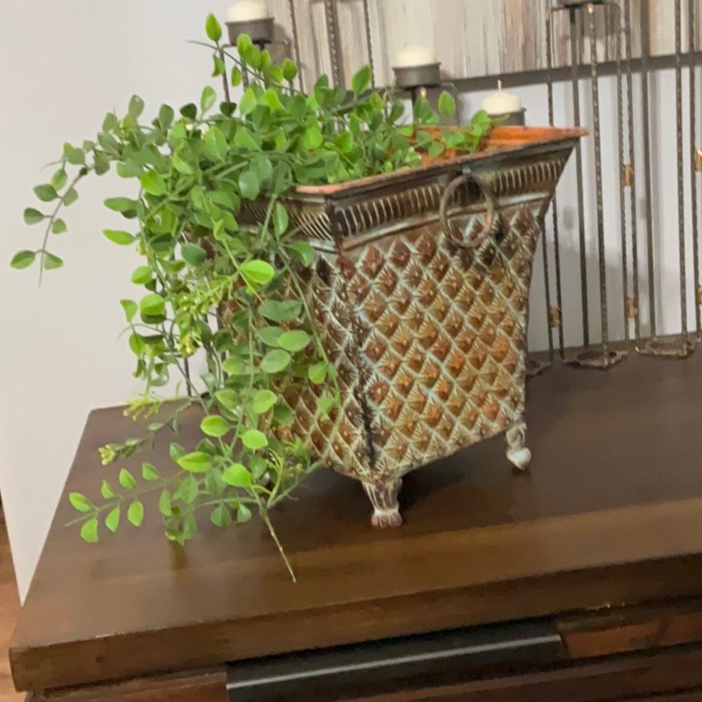 Metal footed planter